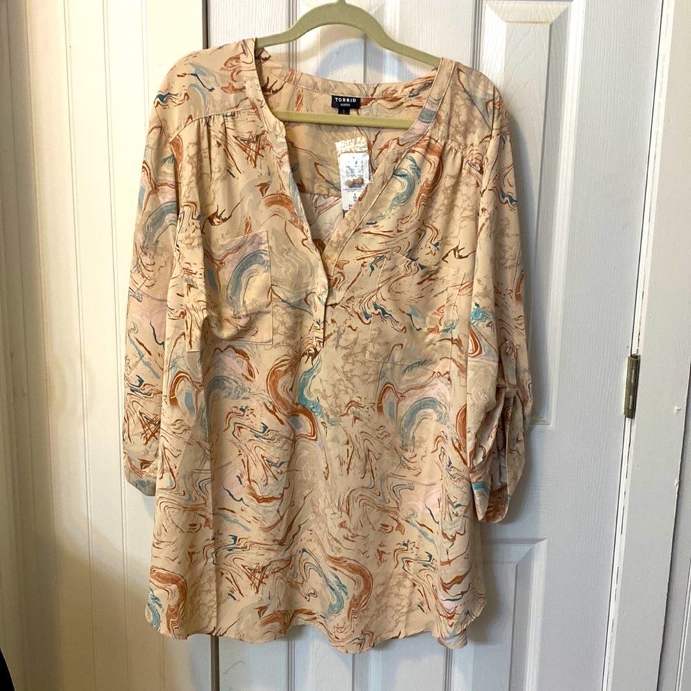 Torrid marbled cream blue matron Harper Georgette blouse top size 5 28
